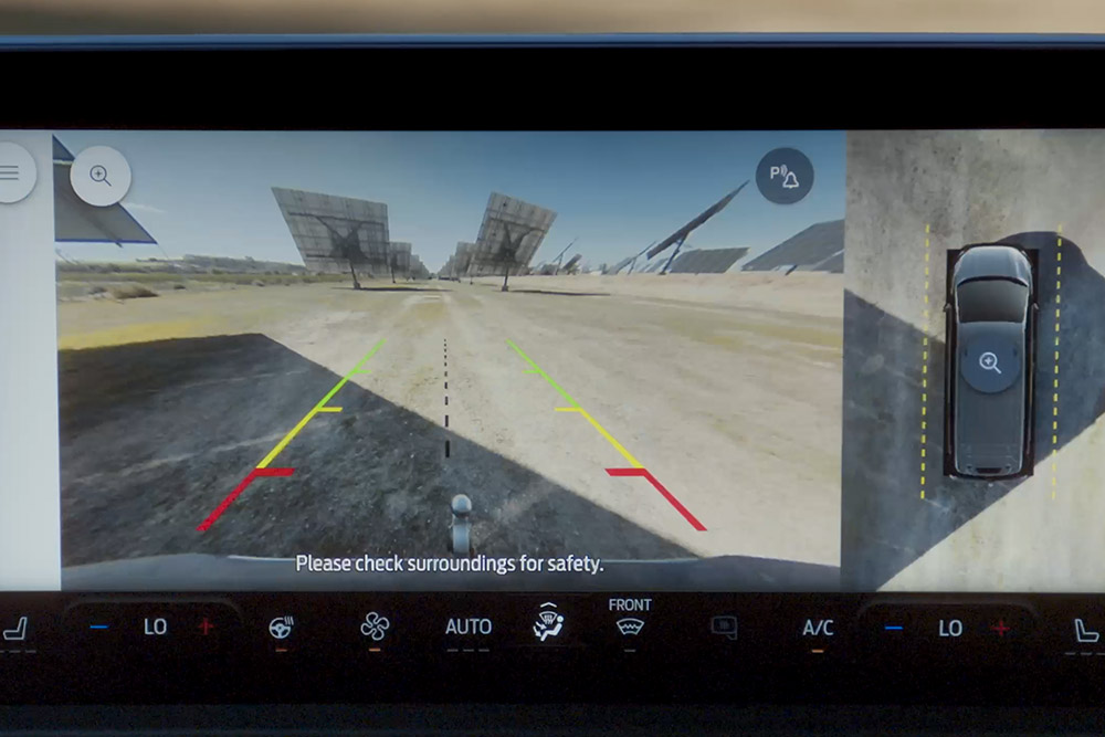 The central touchscreen in the Ford Tourneo Custom displays the 360-degree camera view.