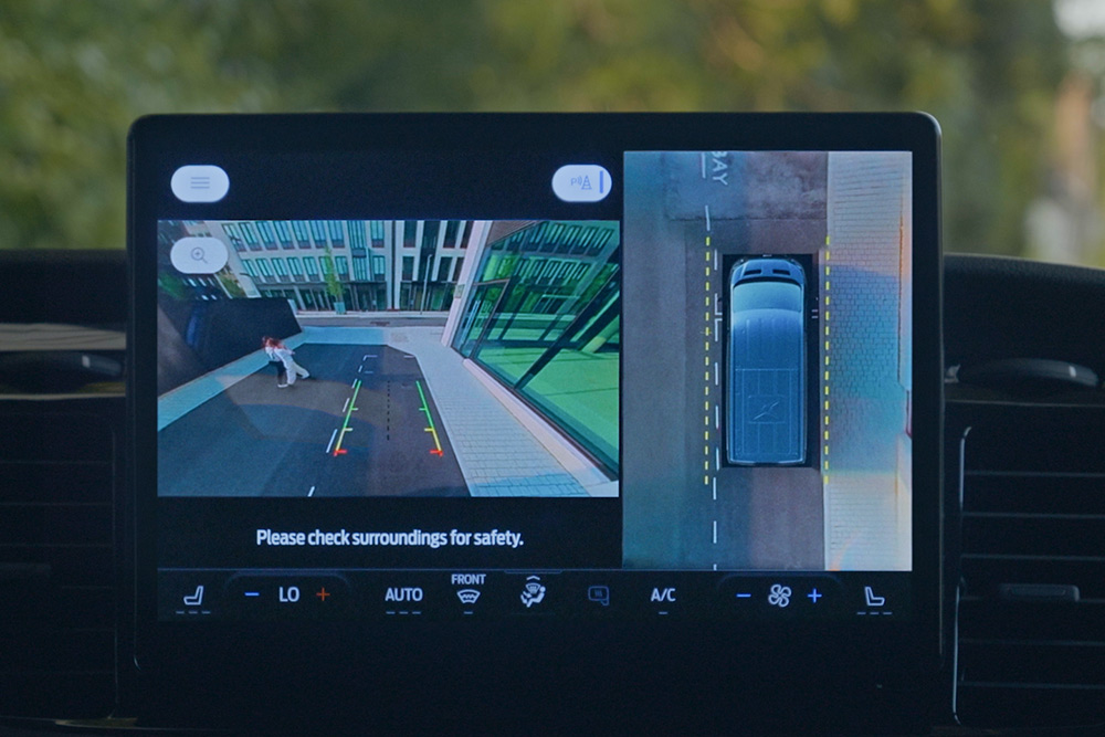 SYNC 4 screen showing 360° camera display.