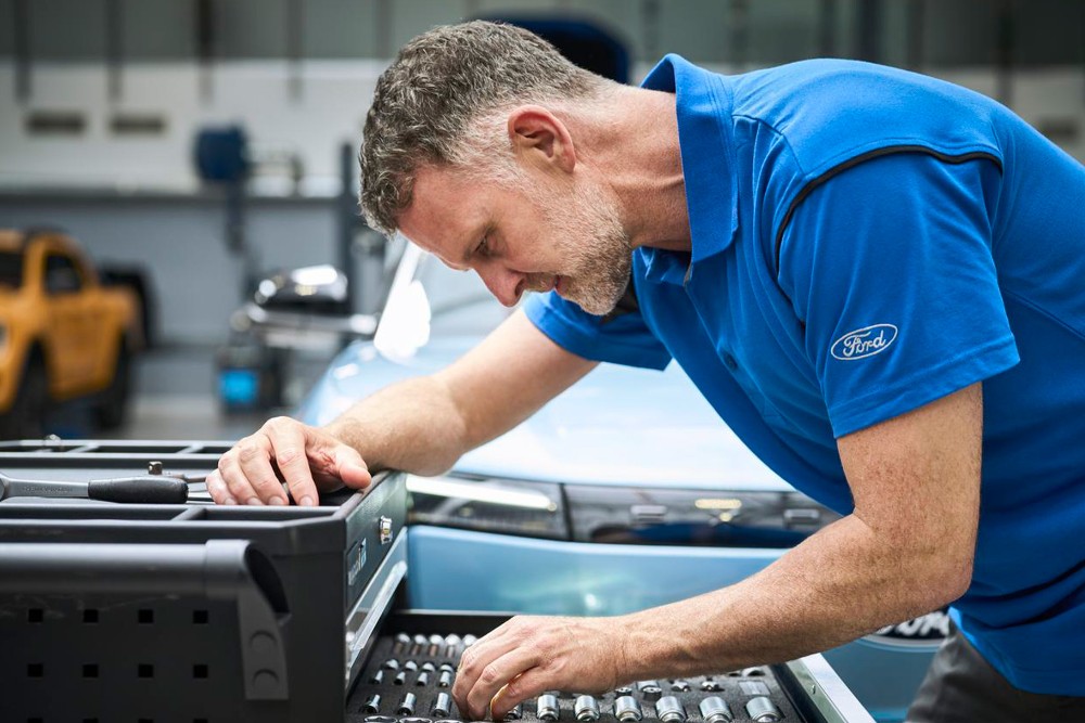  Ford repairer making replacement